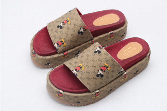 G*u*i slippers