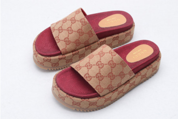 G*u*i slippers
