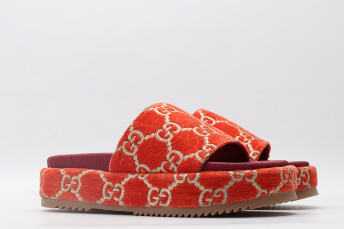 G*u*i slippers
