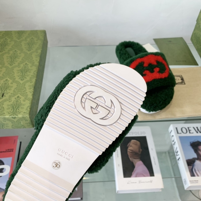 G*u*i slipper