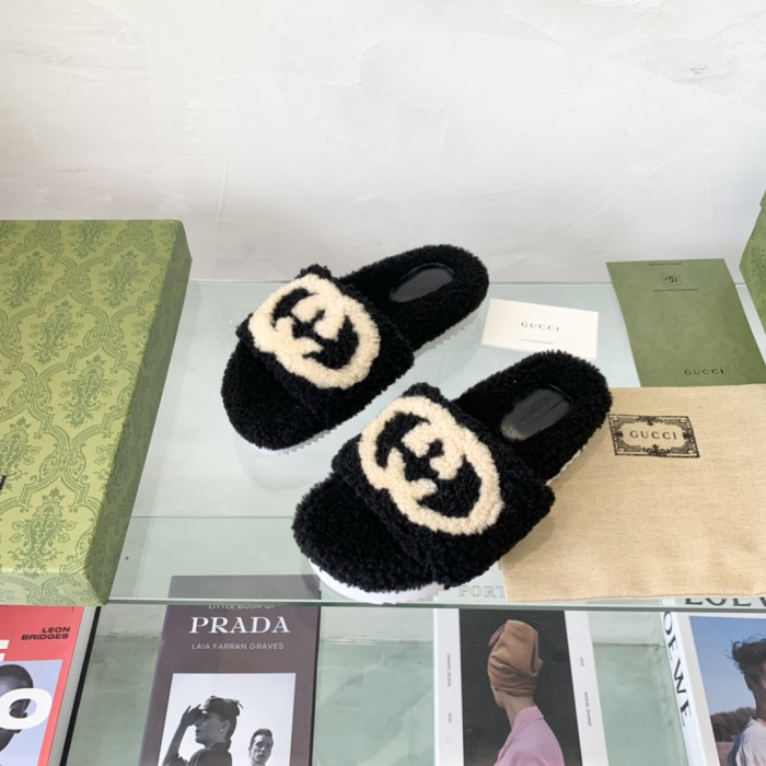 G*u*i slipper