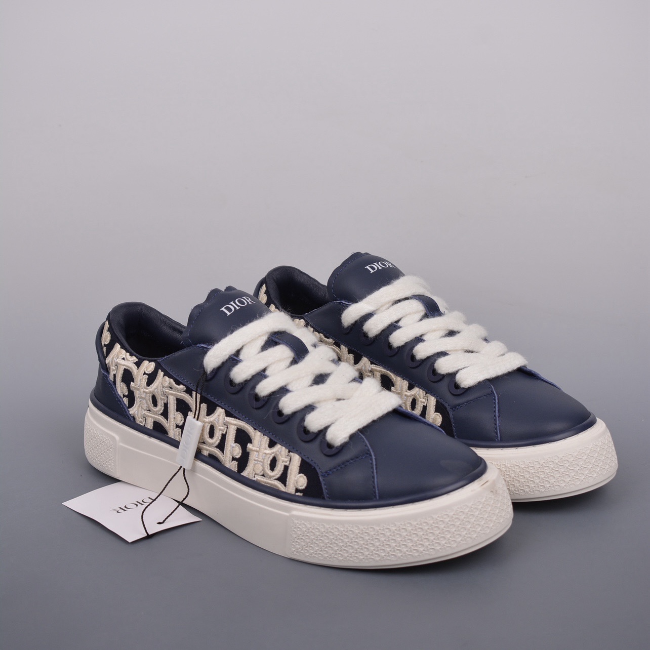DR B33 SNEAKER