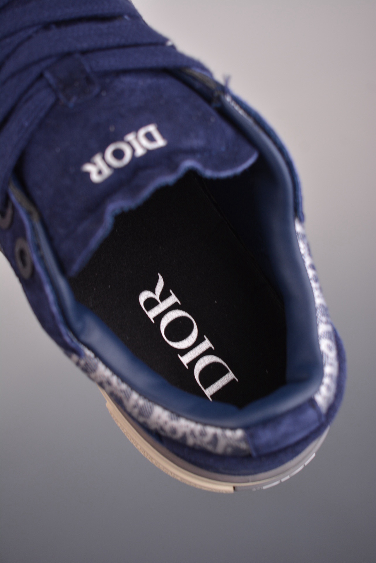 DR B33 SNEAKER