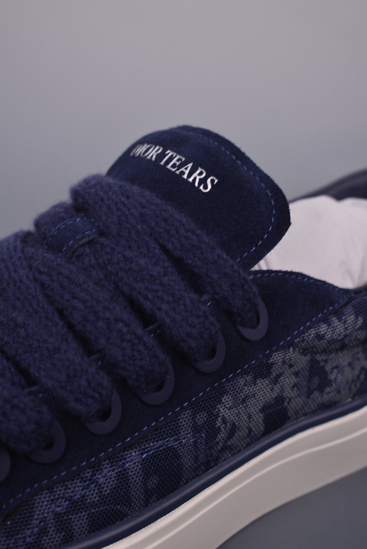 DR B33 SNEAKER