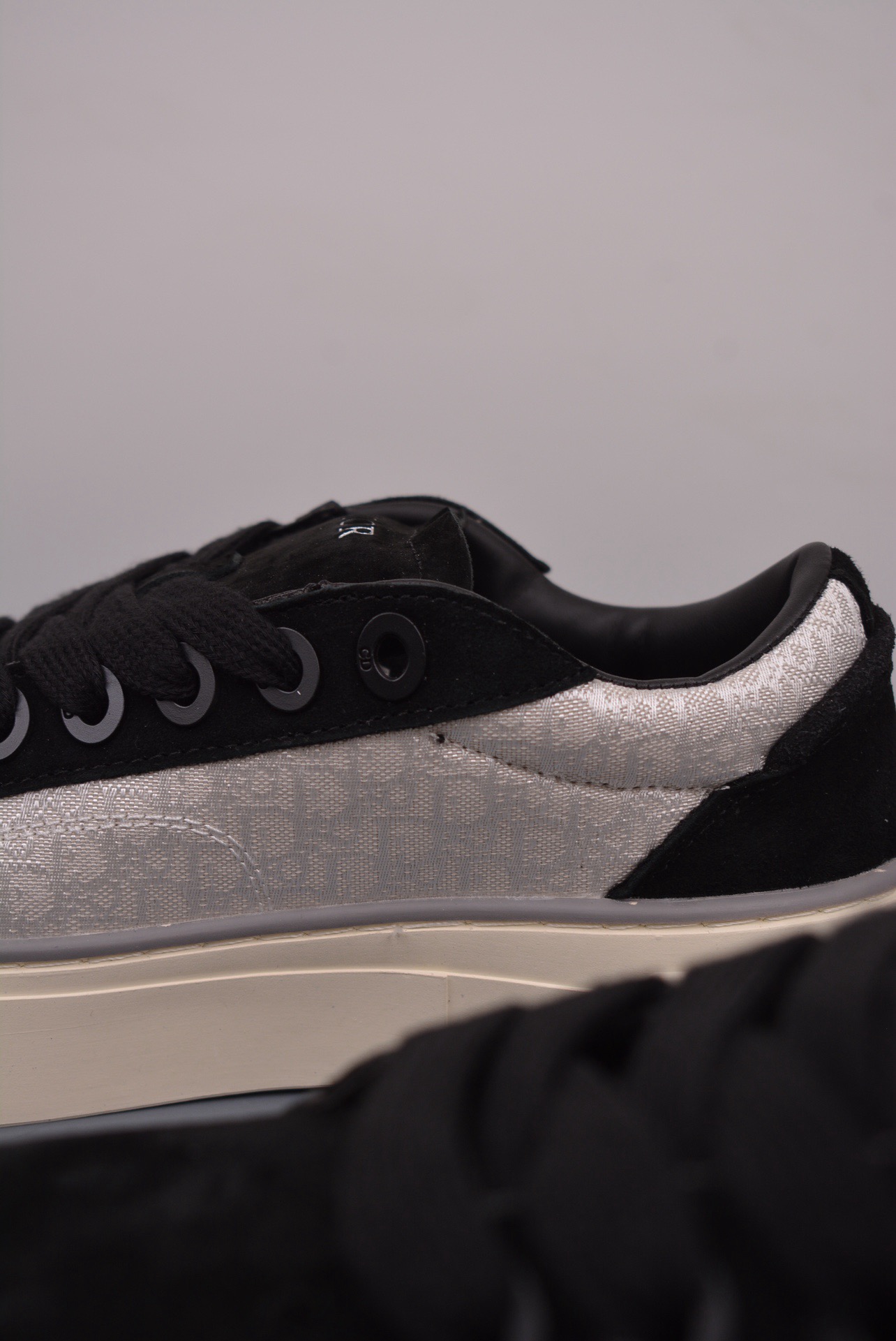 DR B33 SNEAKER